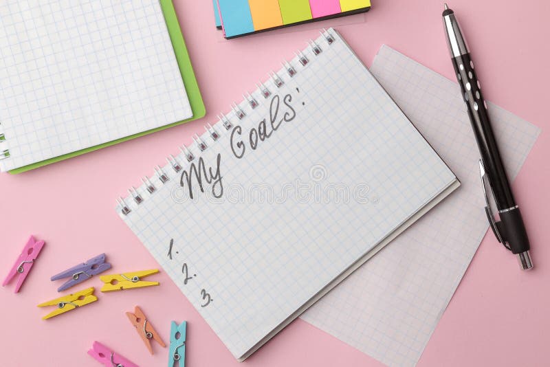 Mis metas 2019 El texto en un cuaderno con las etiquetas engomadas coloreadas y una pluma en un fondo rosado brillante foto de archivo Mis metas 2019 El texto en un cuaderno con las etiquetas engomadas coloreadas y una pluma en un fondo rosado brillante foto de archivo