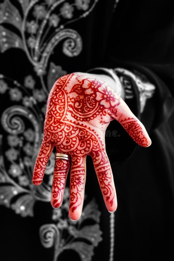 Miscela in bianco e nero di tradizione di body art del tatuaggio della mano del hennè immagine stock libera da diritti Miscela in bianco e nero di tradizione di body art del tatuaggio della mano del hennè immagine stock libera da diritti