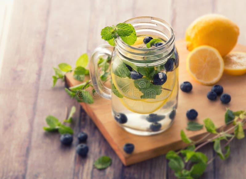 Miscela dell'acqua infusa Flavored della frutta fresca del mirtillo, del limone e della m. immagini stock Miscela dell'acqua infusa Flavored della frutta fresca del mirtillo, del limone e della m. immagini stock