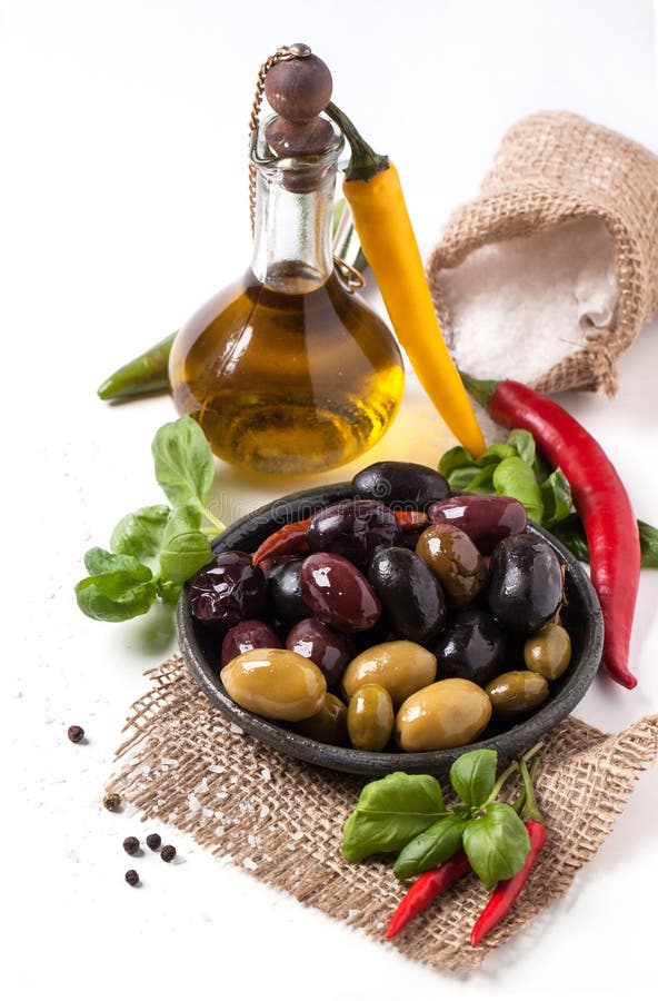 Mix di olive e peperoncino immagine stock
