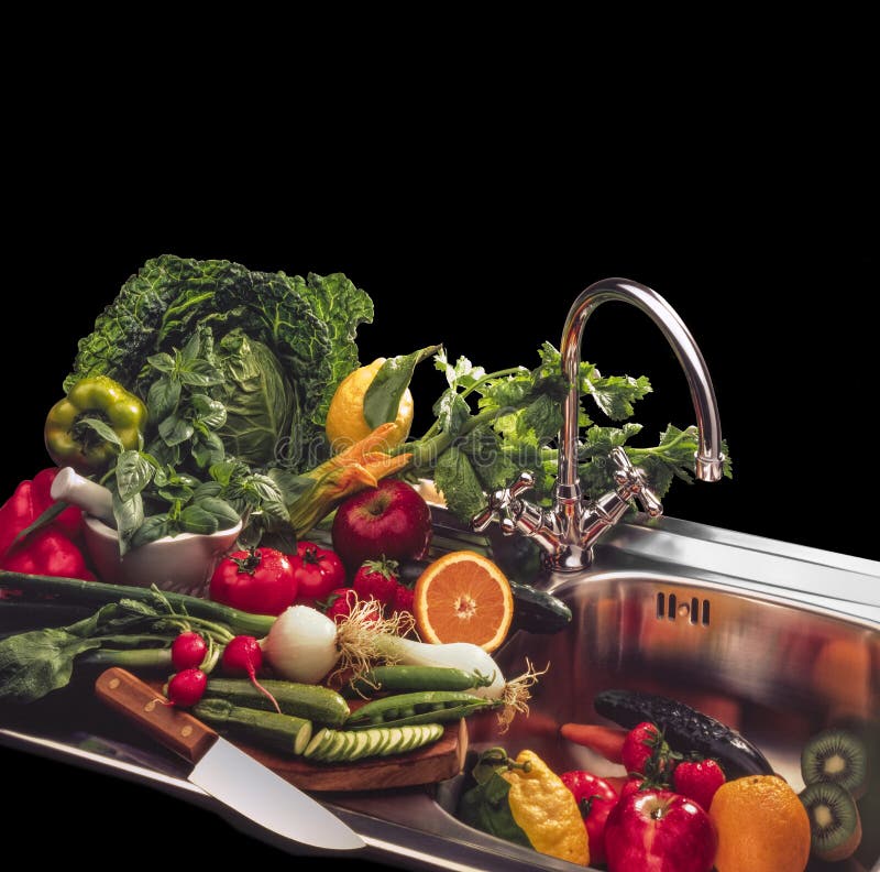 Miscela delle verdure e della frutta su fondo nero fotografia stock Miscela delle verdure e della frutta su fondo nero fotografia stock