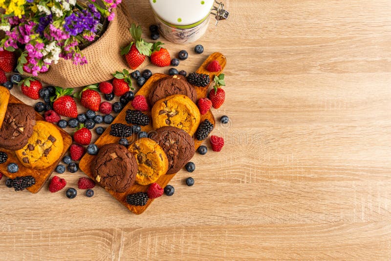 Miscela ordinata dei biscotti, delle bacche selvatiche e dei fiori fotografia stock libera da diritti Miscela ordinata dei biscotti, delle bacche selvatiche e dei fiori fotografia stock libera da diritti