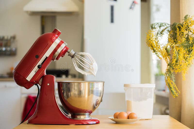Mischende Creme des roten Standmischers stockfotos Mischende Creme des roten Standmischers stockfotos