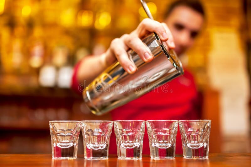 Mischende und strömende eines Sommeralkoholikers Cocktails des Kellners stockbilder Mischende und strömende eines Sommeralkoholikers Cocktails des Kellners stockbilder