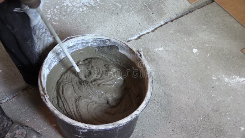 Mischender Fliesenkleber Oder Zement Mit Bohrmaschinewerkzeug Stock Video Video Von Mischender Fliesenkleber 51175813