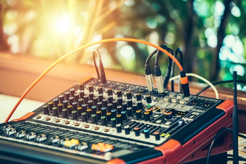 Mischender Schreibtisch des soliden Tonstudios Musikmischerbedienfeld nahaufnahme lizenzfreie stockfotografie Mischender Schreibtisch des soliden Tonstudios Musikmischerbedienfeld nahaufnahme lizenzfreie stockfotografie