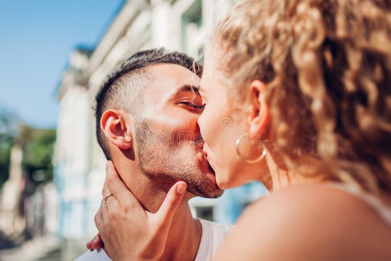 Mischrassepaare in der Liebe, die in Stadt geht Arabischer umarmende und küssende Mann und seine weiße Freundin stockfotografie Mischrassepaare in der Liebe, die in Stadt geht Arabischer umarmende und küssende Mann und seine weiße Freundin stockfotografie