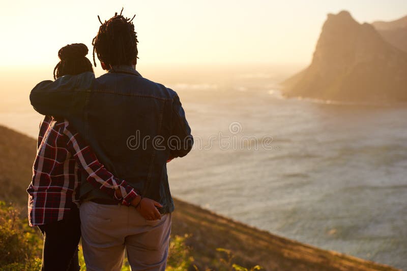 Mischrassepaare, die zusammen stehen, aufpassend die Ansicht von hinten stockfotografie Mischrassepaare, die zusammen stehen, aufpassend die Ansicht von hinten stockfotografie