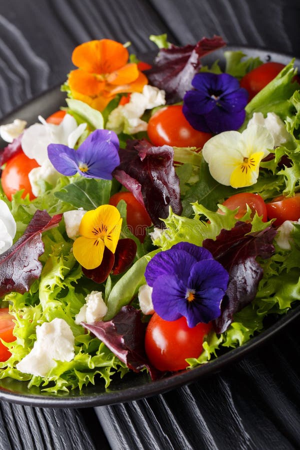 Mischsalat Von Essbaren Blumen Mit Kopfsalat, Tomaten Und Creme C ...