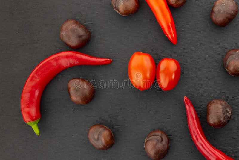 Mischung der Minikirsche der würzigen Tomate der Herbstgemüsekastanienbraunkreis-Paprikapfeffer auf einem dunklen Hintergrund lizenzfreies stockfoto Mischung der Minikirsche der würzigen Tomate der Herbstgemüsekastanienbraunkreis-Paprikapfeffer auf einem dunklen Hintergrund lizenzfreies stockfoto