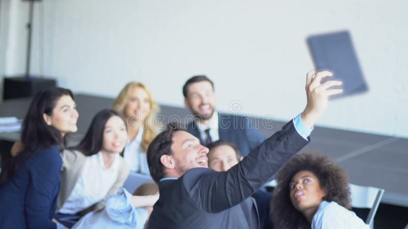 Mischung gelaufene Gruppe Geschäftsleute machen Selfie-Foto auf Tablet-Computer während der Darstellungs-Sitzung Team Make Self