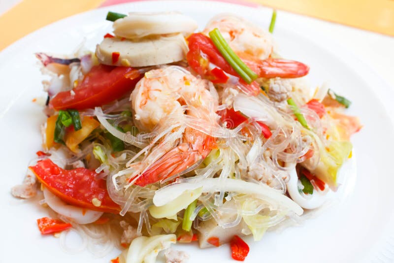 Mischwürziger thailändischer Salat der meeresfrüchte und des Schweinefleisch