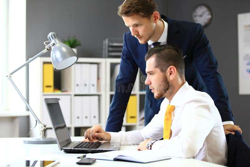Mise en réseau sûre de deux hommes d'affaires photo stock Mise en réseau sûre de deux hommes d'affaires photo stock