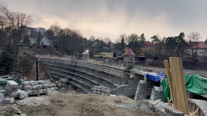 Mise à jour sur les progrès en cours dans la construction du projet d'infrastructure urbaine. Un chantier de construction urbain actif avec des structures en pierre et une variété de matériaux pour un nouveau projet de développement