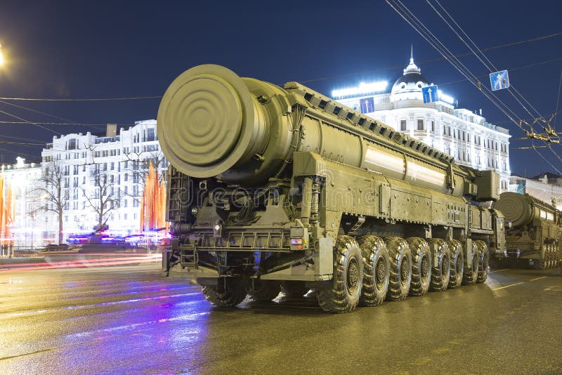 Misil balístico intercontinental Topol-M Ensayo del desfile militar (en la noche), Moscú, Rusia (el 4 de mayo de 2015)