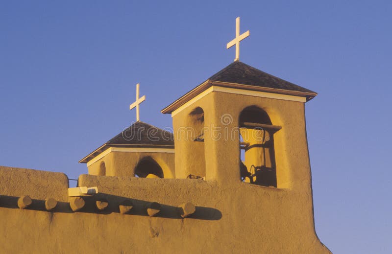 Misión o pueblo en la puesta del sol en Taos New México imagen de archivo libre de regalías Misión o pueblo en la puesta del sol en Taos New México imagen de archivo libre de regalías