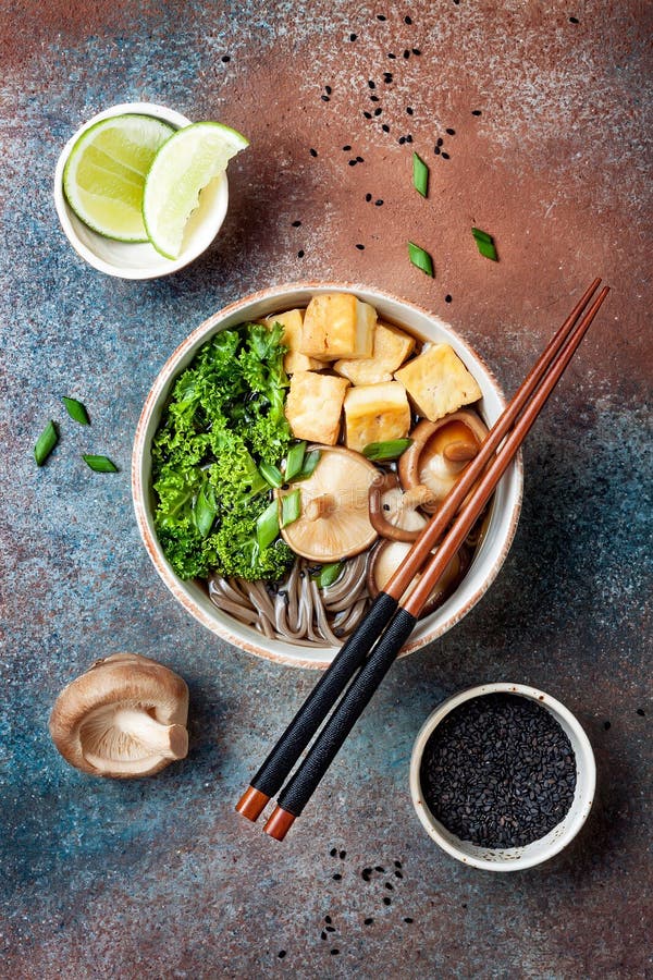 Miso και soba σούπα νουντλς με το κατσαρό λάχανο, shiitake μανιτάρια, ψημένο tofu στοκ φωτογραφίες με δικαίωμα ελεύθερης χρήσης Miso και soba σούπα νουντλς με το κατσαρό λάχανο, shiitake μανιτάρια, ψημένο tofu στοκ φωτογραφίες με δικαίωμα ελεύθερης χρήσης