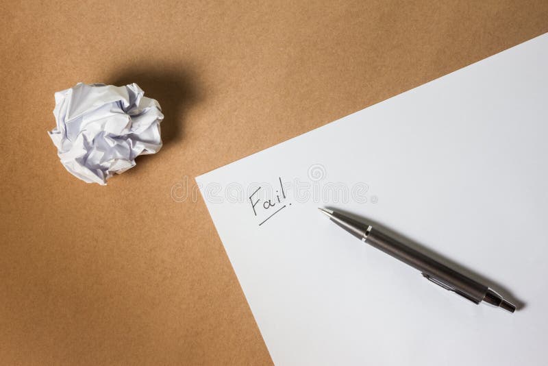 Missa handhandstil på papper, skriva och skrynklade papper Affärsfrustrationer, jobbspänning och missat examenbegrepp royaltyfri fotografi Missa handhandstil på papper, skriva och skrynklade papper Affärsfrustrationer, jobbspänning och missat examenbegrepp royaltyfri fotografi