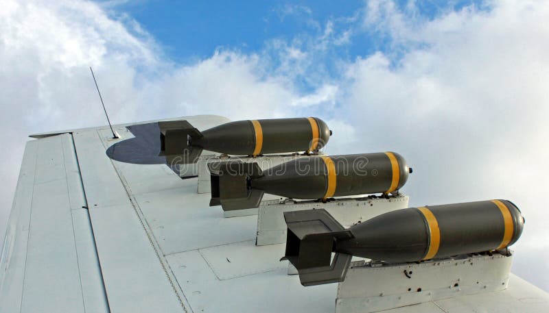 Missile su un'ala dell'aeroplano fotografia stock libera da diritti Missile su un'ala dell'aeroplano fotografia stock libera da diritti