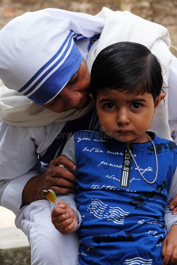 Missionärer med barmhärtighet, moder teresa nun med barn