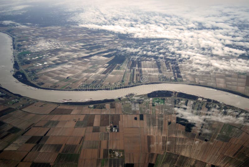 Veduta aerea del centro, possente Fiume Mississippi in esecuzione attraverso la Louisiana terreni agricoli in una fredda e umida giornata invernale.