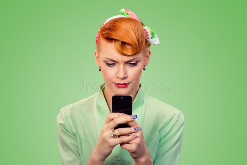 Missnöjd kvinna som ser smsa på telefonen arkivfoton Missnöjd kvinna som ser smsa på telefonen arkivfoton