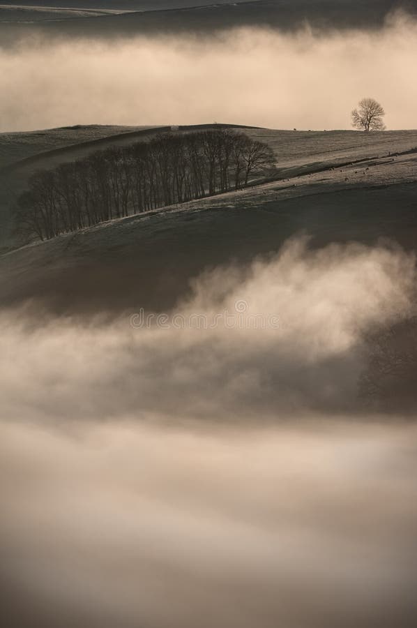 Mist - het PiekLandschap van het District stock afbeeldingen Mist - het PiekLandschap van het District stock afbeeldingen