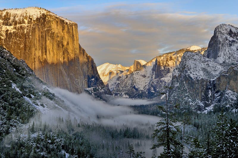 Mist in Yosemite-Vallei met Gr Capitan en Halve Koepel, het Nationale Park van Yosemite royalty-vrije stock foto's Mist in Yosemite-Vallei met Gr Capitan en Halve Koepel, het Nationale Park van Yosemite royalty-vrije stock foto's