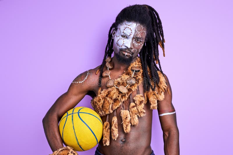 Misterioso africano masculino en desgaste nacional va a jugar baloncesto fotos de archivo