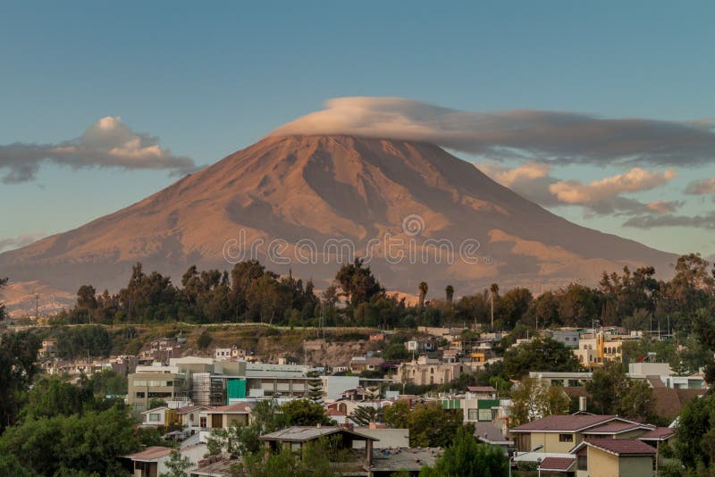 Misti vulkan bak Arequipa royaltyfri fotografi Misti vulkan bak Arequipa royaltyfri fotografi