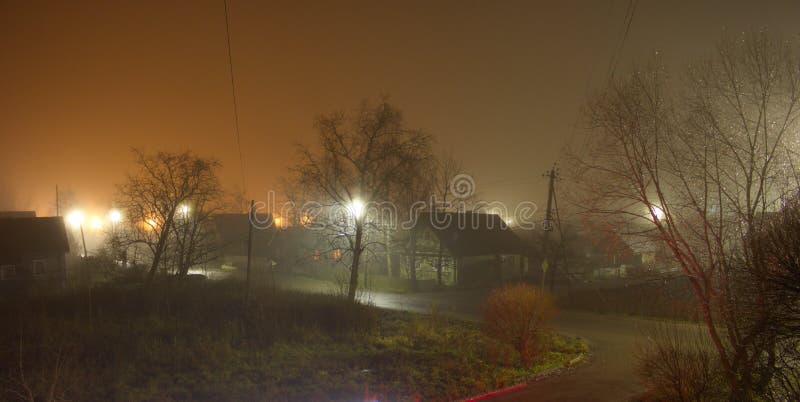 Mistige de herfstavond Straatverlichting en mist Een halo van licht Hoog punt het schieten royalty-vrije stock fotografie Mistige de herfstavond Straatverlichting en mist Een halo van licht Hoog punt het schieten royalty-vrije stock fotografie