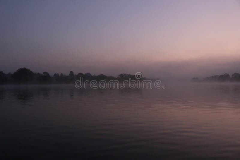 Mistige zonsopgang op een de herfstmeer royalty-vrije stock afbeeldingen Mistige zonsopgang op een de herfstmeer royalty-vrije stock afbeeldingen