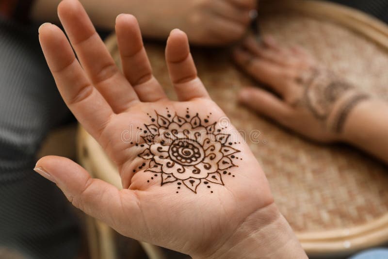 Mistrz nakłaniający hennę do skupienia się na dłoni. tradycyjny mehndi