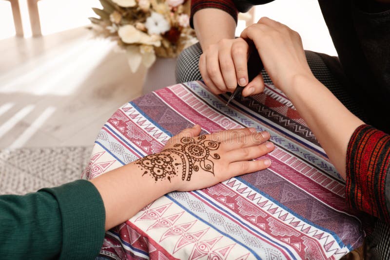 Mistrz robi tatuaż henny. tradycyjny mehndi