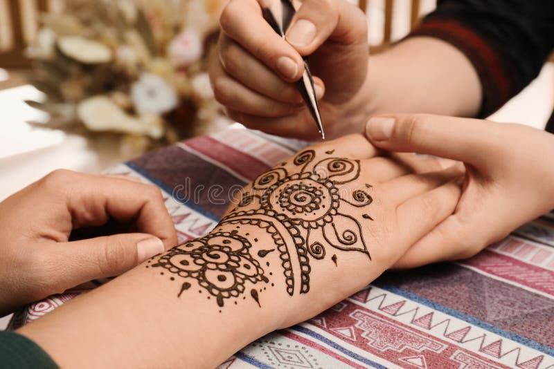 Mistrz robi tatuaż henny. tradycyjny mehndi