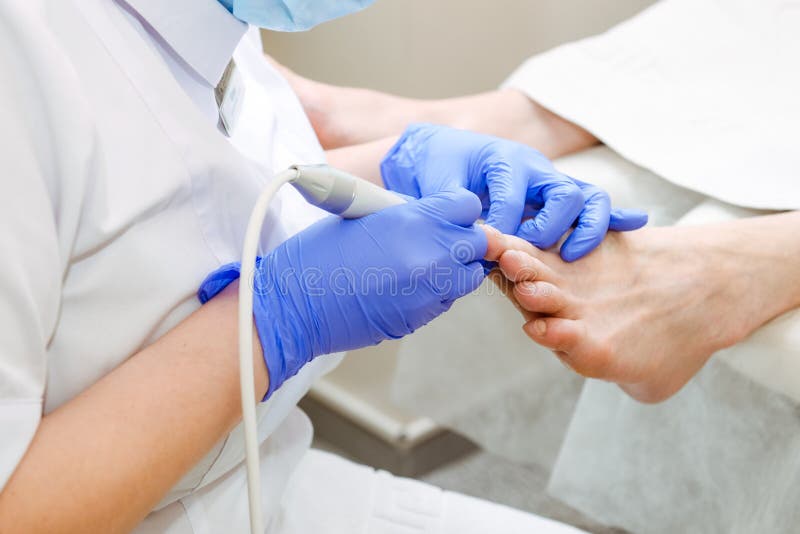 Mistrzowski chiropody kształtuje gwoździe Męski pacjent w trakcie narzędzia pedicure'u procedury Pojęcia ciała opieka Zamyka up, zdjęcie stock Mistrzowski chiropody kształtuje gwoździe Męski pacjent w trakcie narzędzia pedicure'u procedury Pojęcia ciała opieka Zamyka up, zdjęcie stock