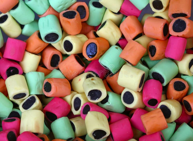 Mistura de doces coloridos sortidos do alcaçuz imagem de stock Mistura de doces coloridos sortidos do alcaçuz imagem de stock