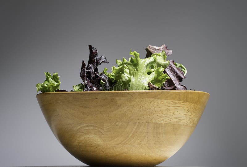 Mistura orgânica fresca de salada verde em uma bacia de madeira Conceito saudável fotos de stock Mistura orgânica fresca de salada verde em uma bacia de madeira Conceito saudável fotos de stock