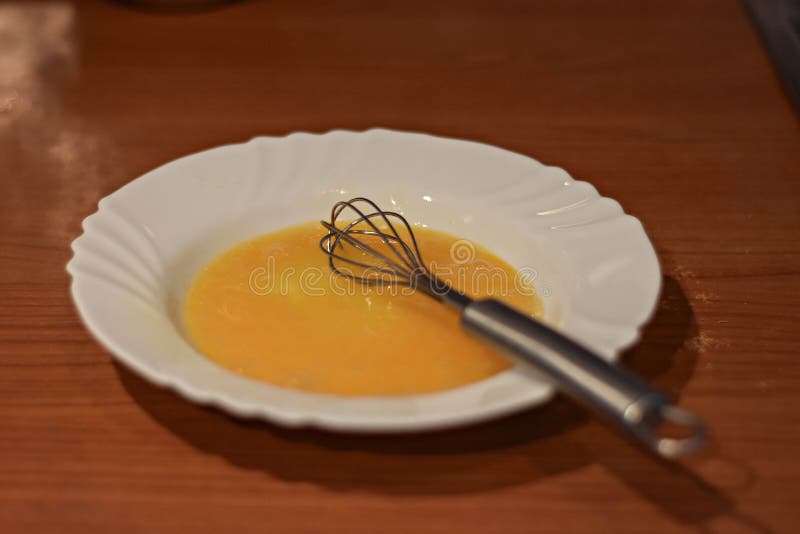 Misturar eggs na placa no alimento do close up da tabela imagem de stock Misturar eggs na placa no alimento do close up da tabela imagem de stock