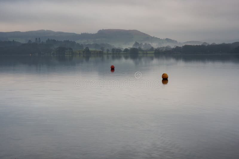 Misty Lake Windermere dans le secteur de lac image stock Misty Lake Windermere dans le secteur de lac image stock