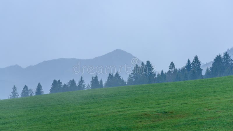 Mlhavé ráno pohled v mokré horské oblasti ve slovenských Tatrách