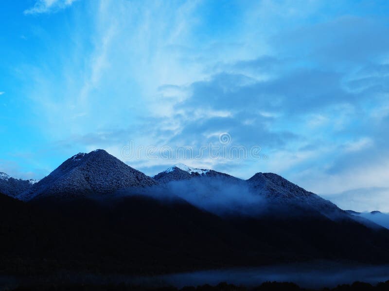 Misty Mountains in the Morning Fog of New Zealand royalty free stock photos Misty Mountains in the Morning Fog of New Zealand royalty free stock photos