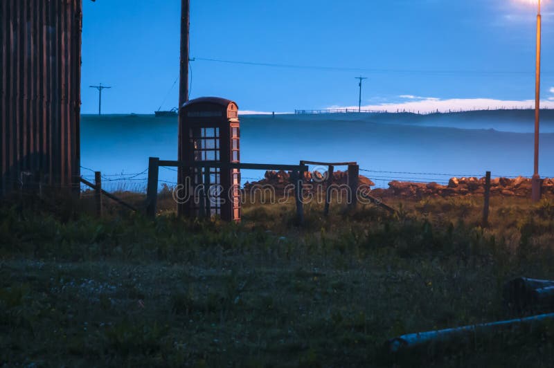 Misty Phone Box stockbilder Misty Phone Box stockbilder