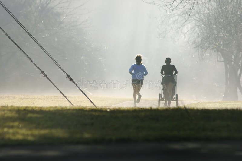 Dos tres ruedas uno un nino vagabundo ejercicio través de brumoso manana niebla.