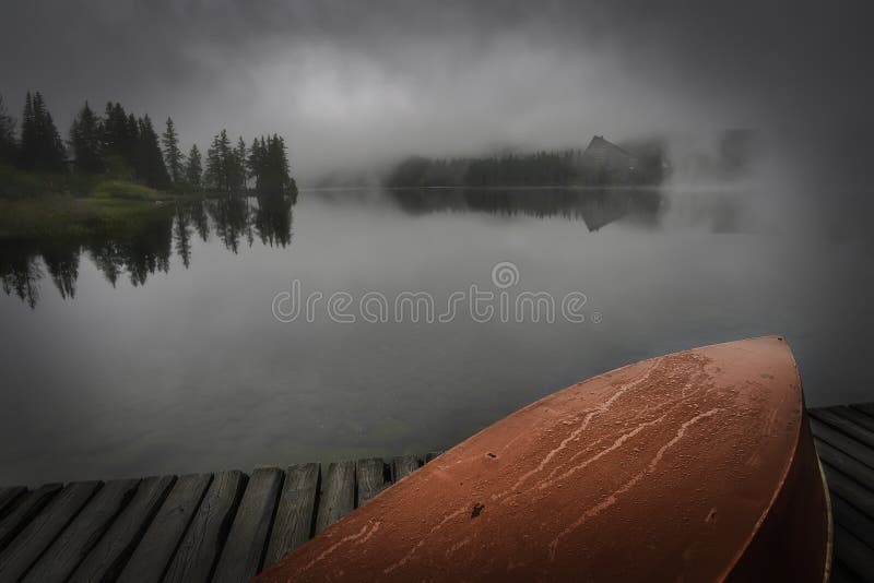 Hmlisté Štrbské pleso s loďkou na brehu