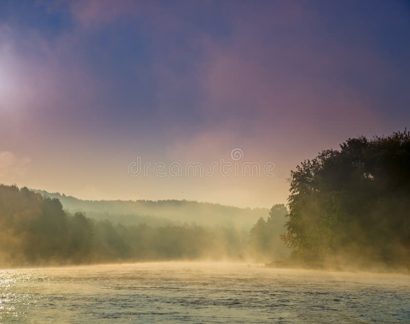 Misty sunrise over de rivier stock foto's Misty sunrise over de rivier stock foto's