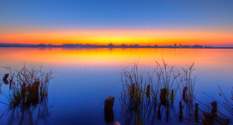 Misty Sunrise sobre o lago fotografia de stock royalty free Misty Sunrise sobre o lago fotografia de stock royalty free