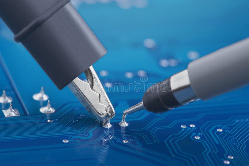 Misurazione del segnale elettronico con oscilloscopio sul pcb. riparazione elettronica e tecnologia digitale fotografie stock