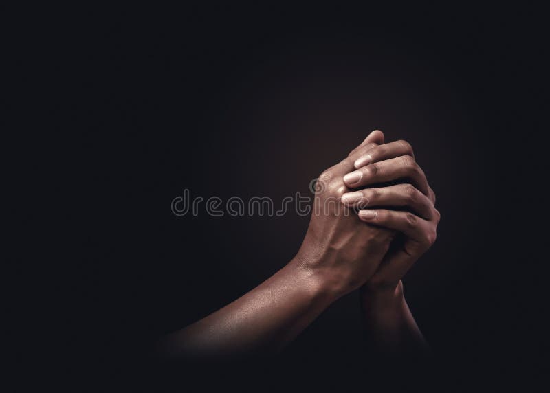Mit dem Glauben an die Religion und den Glauben an Gott im dunklen Hintergrund die Hände beten Macht der Hoffnung oder der Liebe