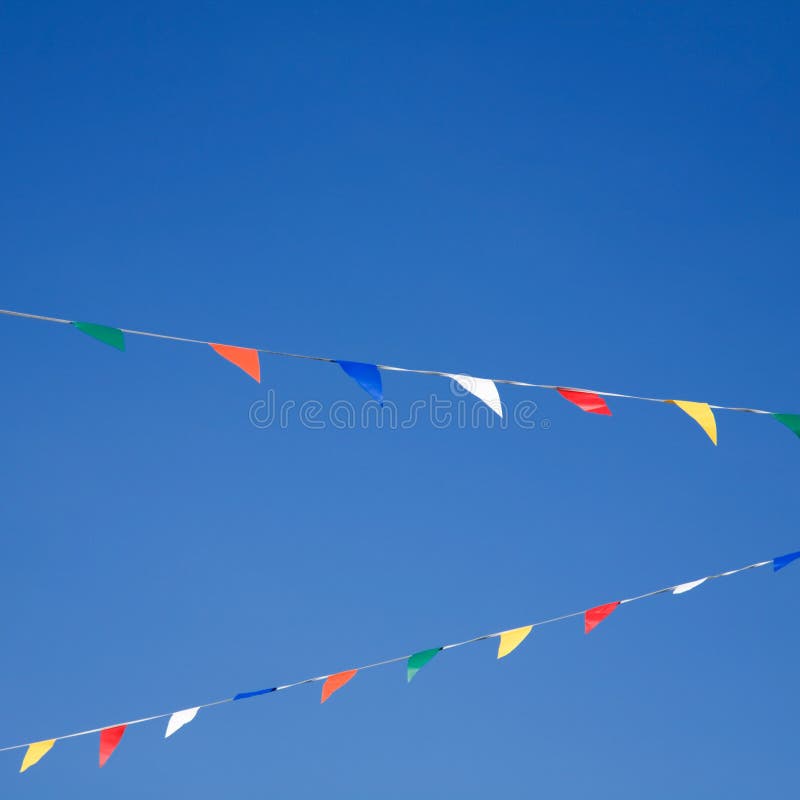 Mit dem Kopfe stoßen auf blauem Himmel lizenzfreie stockbilder Mit dem Kopfe stoßen auf blauem Himmel lizenzfreie stockbilder